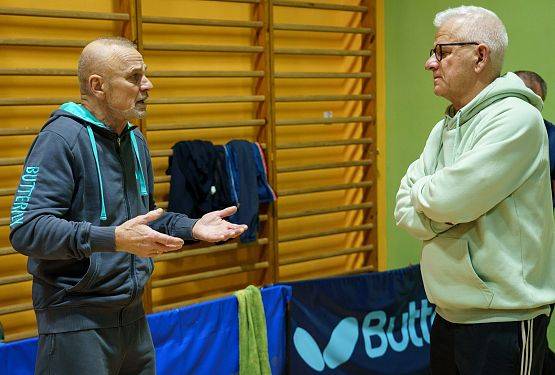 Grafika 45: Zacięta rywalizacja przy tenisowych stołach