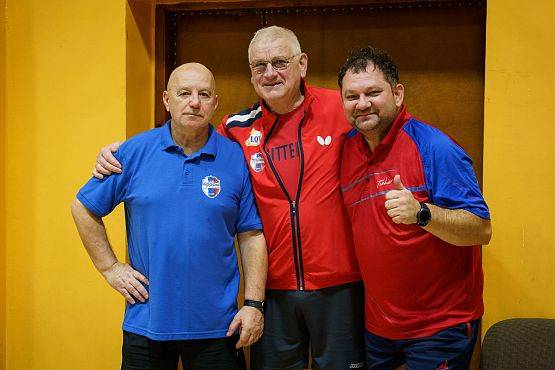 Grafika 46: Zacięta rywalizacja przy tenisowych stołach