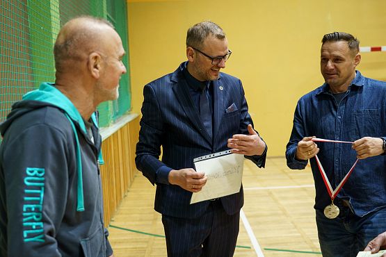 Grafika 50: Zacięta rywalizacja przy tenisowych stołach