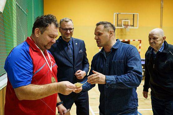 Grafika 56: Zacięta rywalizacja przy tenisowych stołach