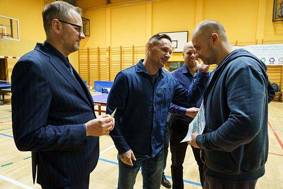 Grafika 58: Zacięta rywalizacja przy tenisowych stołach