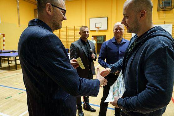 Grafika 59: Zacięta rywalizacja przy tenisowych stołach