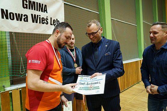 Grafika 60: Zacięta rywalizacja przy tenisowych stołach