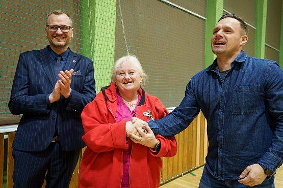 Grafika 63: Zacięta rywalizacja przy tenisowych stołach