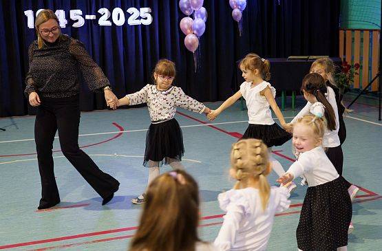 Grafika 20: 80-lecie Szkoły Podstawowej w Redkowicach