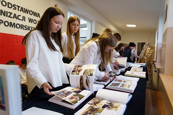 Grafika 74: 80-lecie Szkoły Podstawowej w Redkowicach