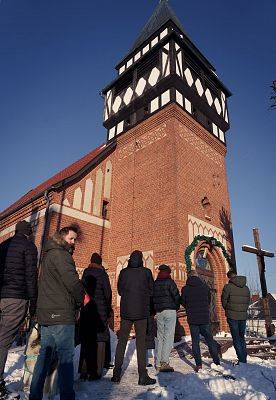 Grafika 1: Orszak Trzech Króli przeszedł ulicami Lubowidza i Mostów