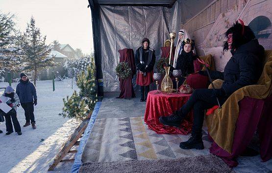 Grafika 4: Orszak Trzech Króli przeszedł ulicami Lubowidza i Mostów