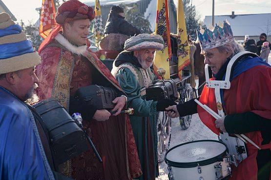 Grafika 6: Orszak Trzech Króli przeszedł ulicami Lubowidza i Mostów