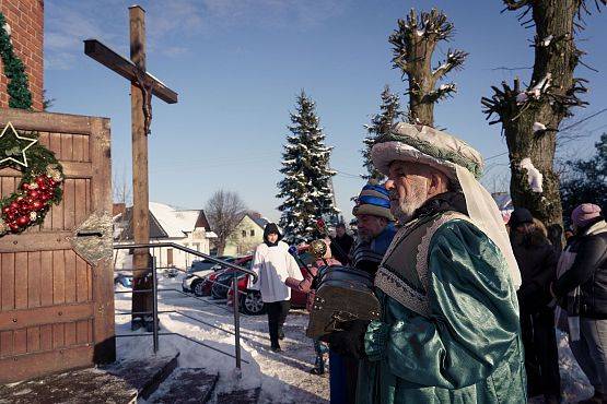 Grafika 9: Orszak Trzech Króli przeszedł ulicami Lubowidza i Mostów