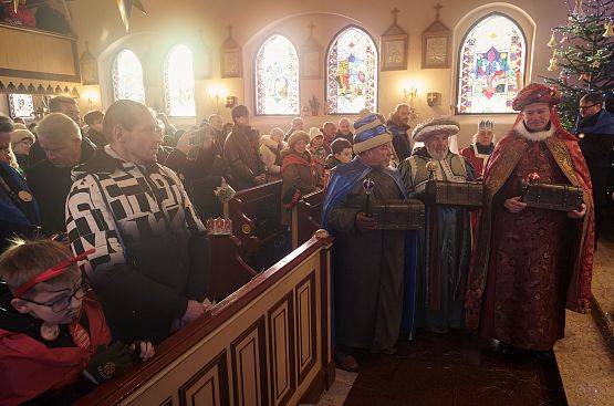 Grafika 10: Orszak Trzech Króli przeszedł ulicami Lubowidza i Mostów