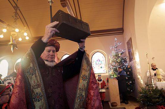 Grafika 11: Orszak Trzech Króli przeszedł ulicami Lubowidza i Mostów