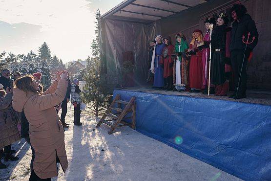 Grafika 21: Orszak Trzech Króli przeszedł ulicami Lubowidza i Mostów