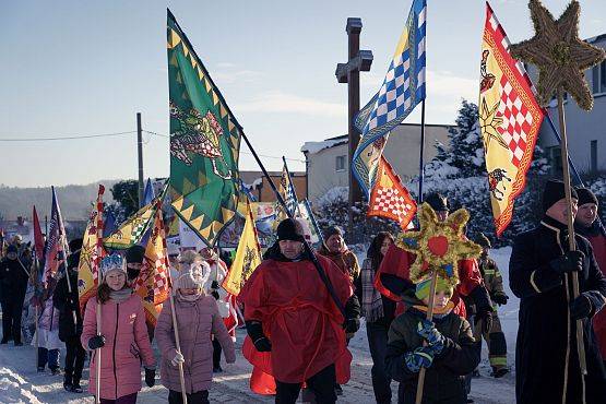 Grafika 22: Orszak Trzech Króli przeszedł ulicami Lubowidza i Mostów