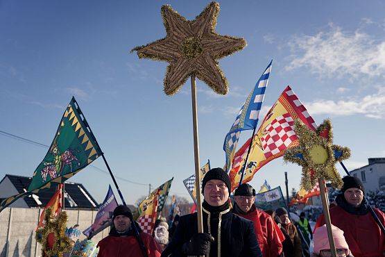 Grafika 23: Orszak Trzech Króli przeszedł ulicami Lubowidza i Mostów