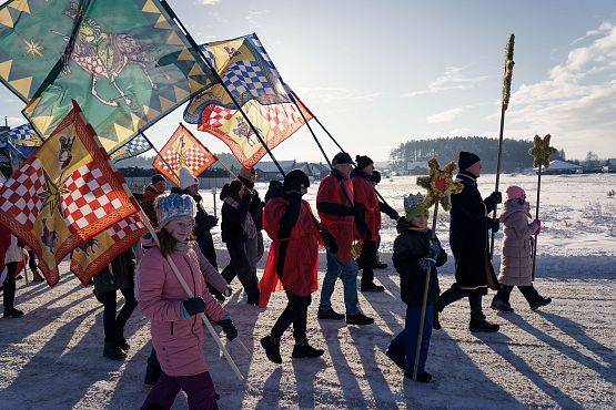 Grafika 24: Orszak Trzech Króli przeszedł ulicami Lubowidza i Mostów