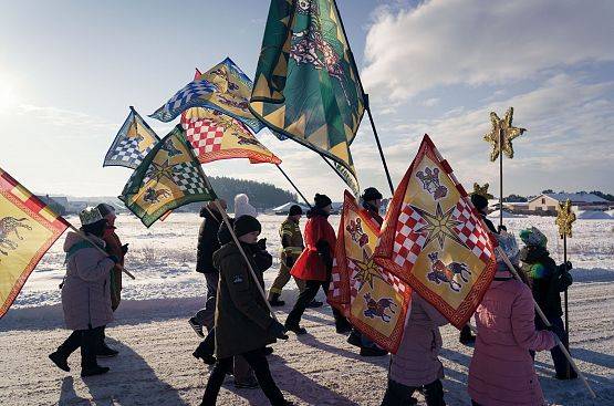 Grafika 25: Orszak Trzech Króli przeszedł ulicami Lubowidza i Mostów