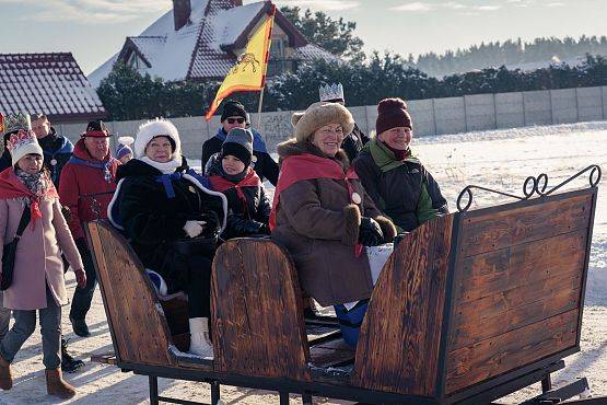 Grafika 28: Orszak Trzech Króli przeszedł ulicami Lubowidza i Mostów