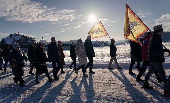 Grafika 29: Orszak Trzech Króli przeszedł ulicami Lubowidza i Mostów