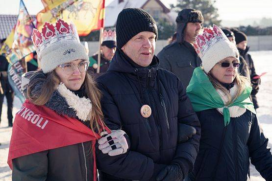 Grafika 30: Orszak Trzech Króli przeszedł ulicami Lubowidza i Mostów