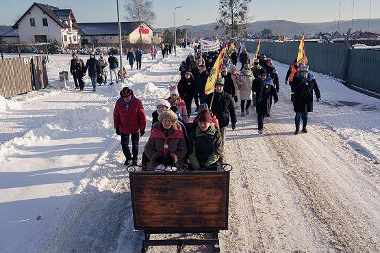 Grafika 35: Orszak Trzech Króli przeszedł ulicami Lubowidza i Mostów