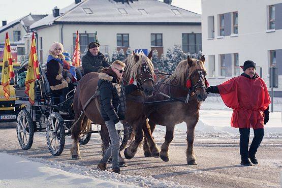 Grafika 38: Orszak Trzech Króli przeszedł ulicami Lubowidza i Mostów