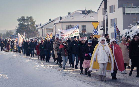 Grafika 39: Orszak Trzech Króli przeszedł ulicami Lubowidza i Mostów