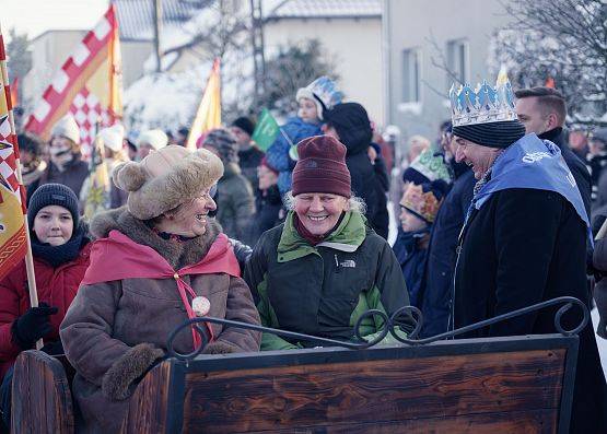 Grafika 44: Orszak Trzech Króli przeszedł ulicami Lubowidza i Mostów