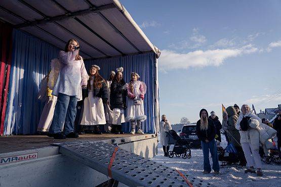 Grafika 45: Orszak Trzech Króli przeszedł ulicami Lubowidza i Mostów