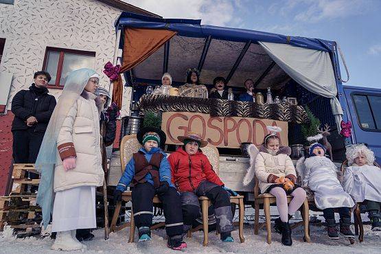 Grafika 50: Orszak Trzech Króli przeszedł ulicami Lubowidza i Mostów