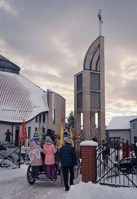 Grafika 54: Orszak Trzech Króli przeszedł ulicami Lubowidza i Mostów