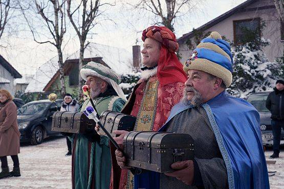 Grafika 57: Orszak Trzech Króli przeszedł ulicami Lubowidza i Mostów