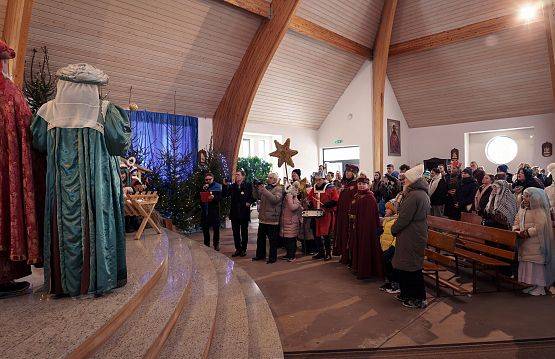 Grafika 61: Orszak Trzech Króli przeszedł ulicami Lubowidza i Mostów