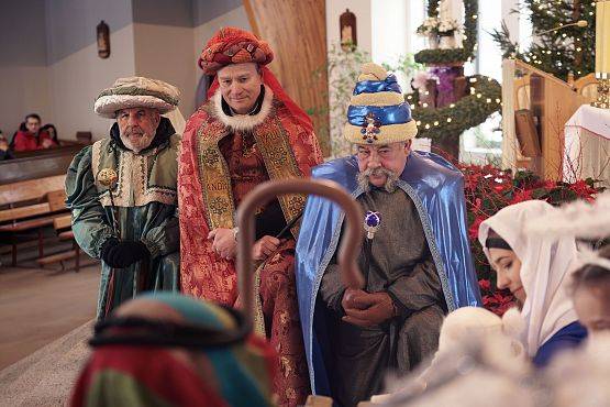 Grafika 65: Orszak Trzech Króli przeszedł ulicami Lubowidza i Mostów