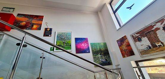 Grafika 2: Oczy na kulturę - wystawa malarstwa Aleksandra Stolickiego w Urzędzie Gminy