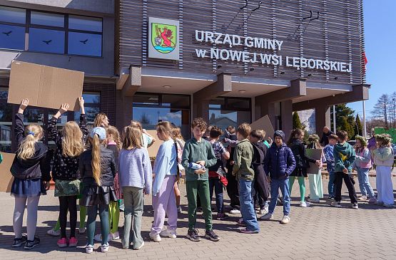 Grafika 6: Uczniowie z Nowej Wsi Lęborskiej z wizytą u Wójta – obchody Dnia Ziemi