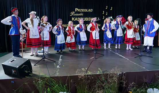 Grafika 24: Powiatowy Przegląd Piosenki Kaszubskiej w Redkowicach